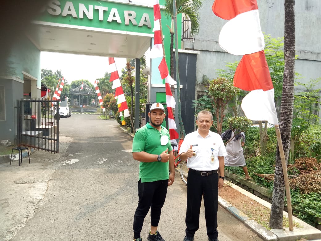 Monitoring pemasangan bendera merah putih dan umbul umbul  Cluster Nusantara Banjar Wijaya RW 09 Kel. Cipete