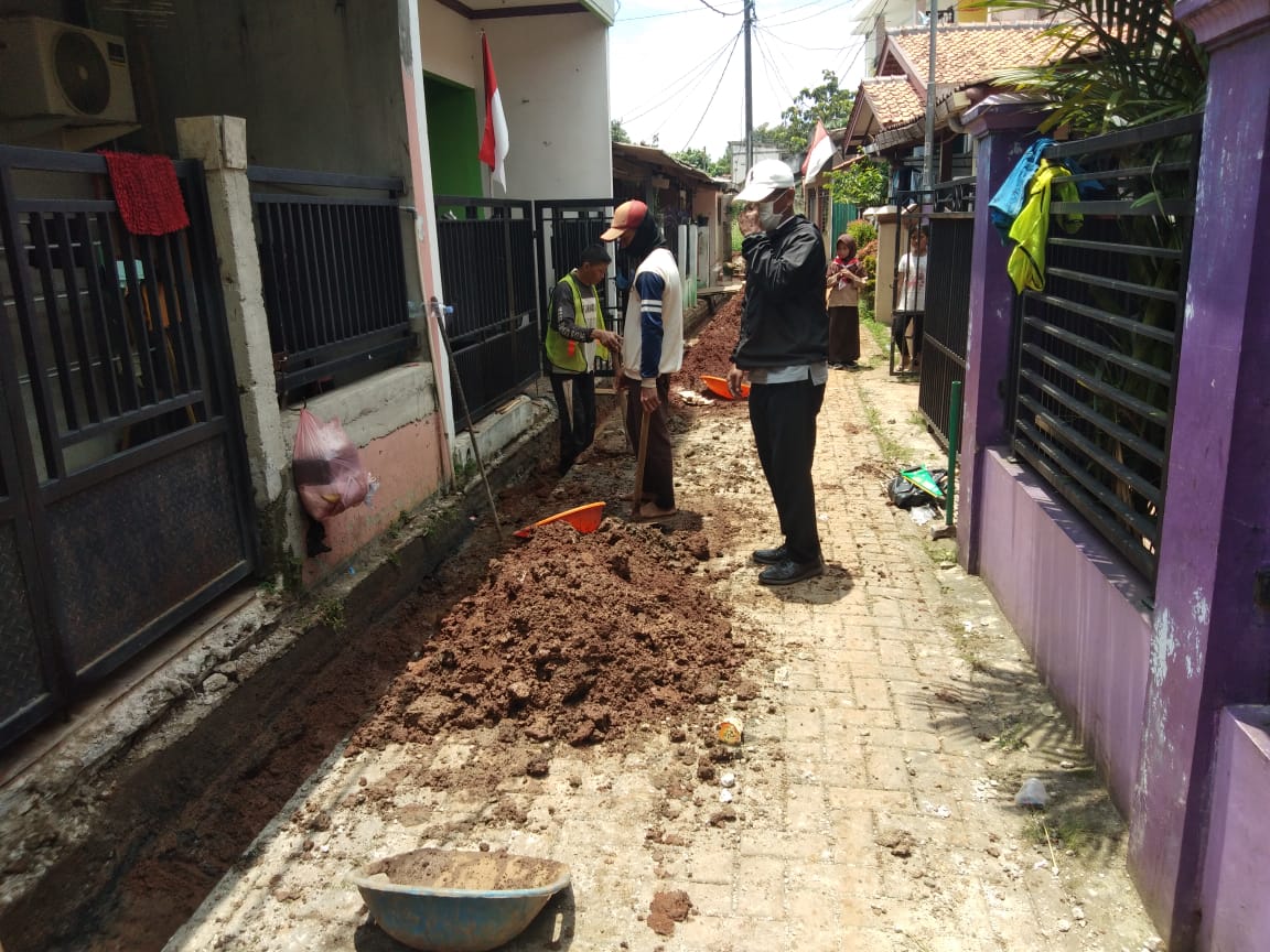 Monitoring pelaksanaan kegiatan peningkatan pembangunan saluran drainase / gorong gorong    dari Dinas PUPR Kota Tangerang. Gg. H. Pendek Rw 05  Kelurahan Neroktog Kecamatan Pinang Kota Tangerang. Sabtu, 29 Oktober 2022.