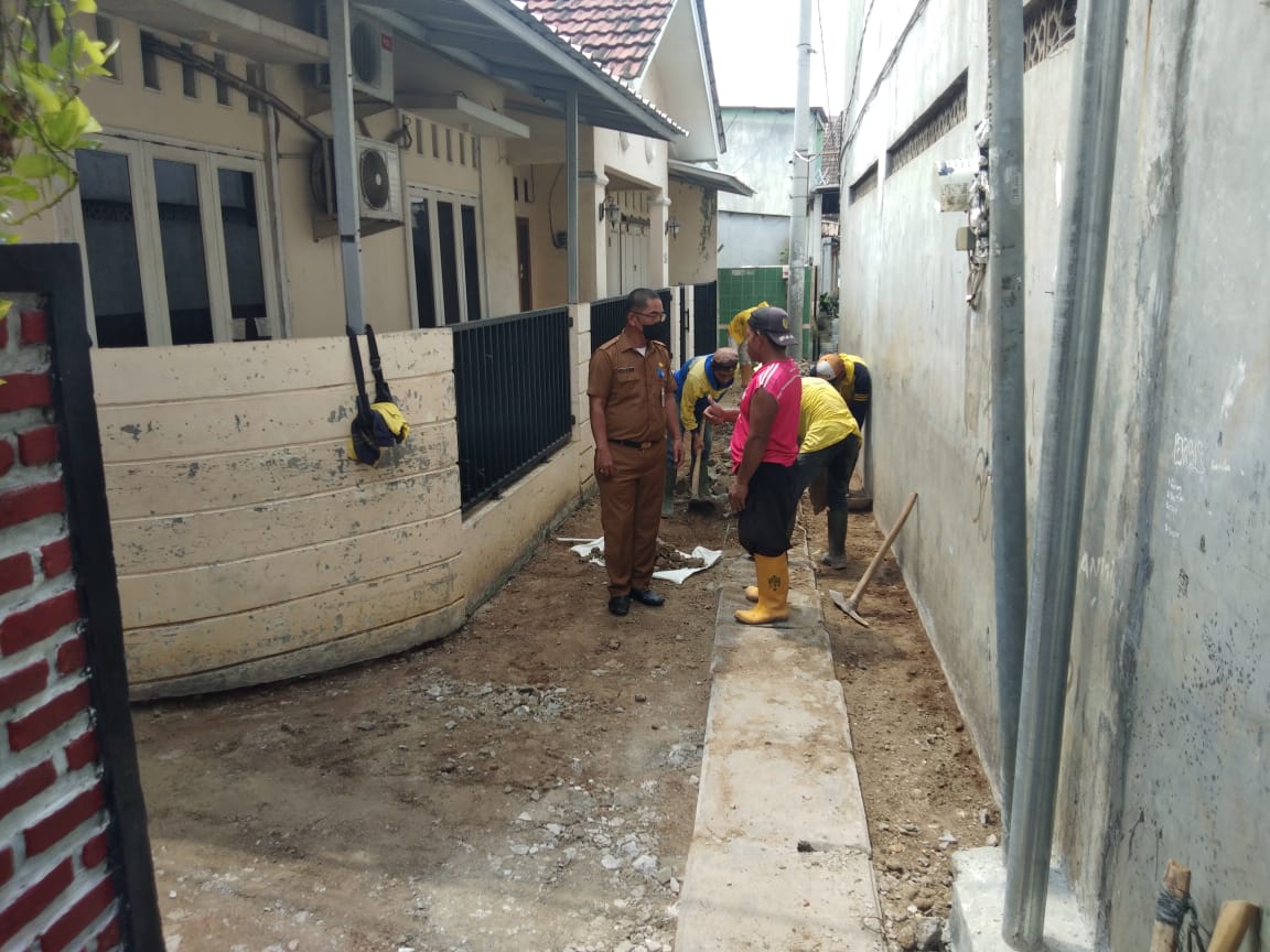 onitoring pelaksanaan kegiatan peningkatan pembangunan jalan lingkungan dari Dinas PUPR Kota Tangerang Gg. Sawo Rt 006/05 Kelurahan Neroktog Kecamatan Pinang Kota Tangerang.  Senin, 31 Oktober 2022.
