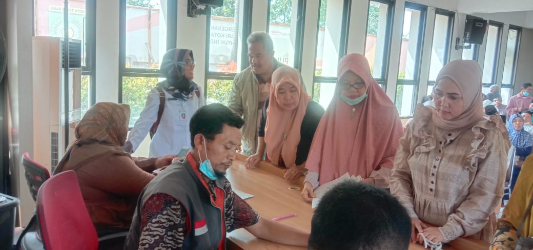 Sekretaris bersama Kasi Kemas Kelurahan Neroktog Mendampingi Penyaluran BSU di aula Kantor Kecamatan Pinang